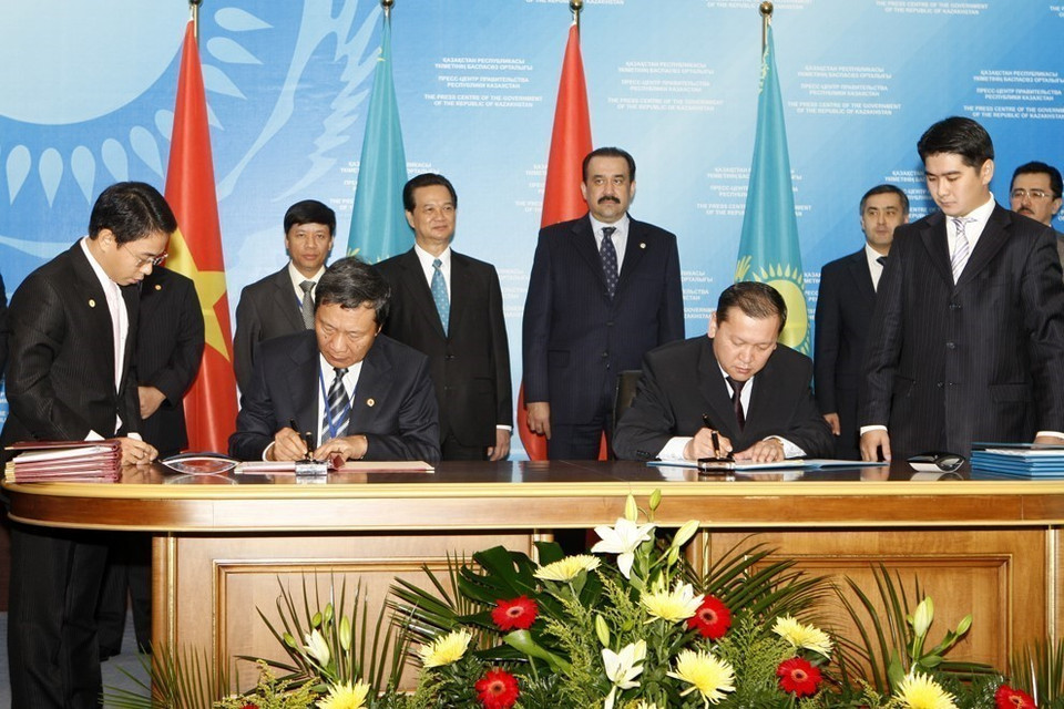 El primer ministro de Kazajistán, Karim Masimov, y su homólogo vietnamita, Nguyen Tan Dung, presenciaron la ceremonia de firma del acuerdo entre ambos gobiernos sobre las actividades laborales de los ciudadanos en cada país (15 de septiembre de 2009). (Fuente: VNA)