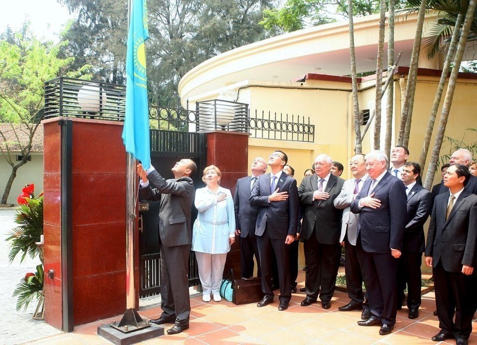 El presidente de la Cámara de Representantes de Kazajistán, Zhakupov Kabibolla Kabenovic, y los delegados asistieron a la ceremonia de izamiento de la bandera en la inauguración de la Embajada de Astaná en Hanoi. (el 30 de marzo de 2015). (Fuente: VNA)