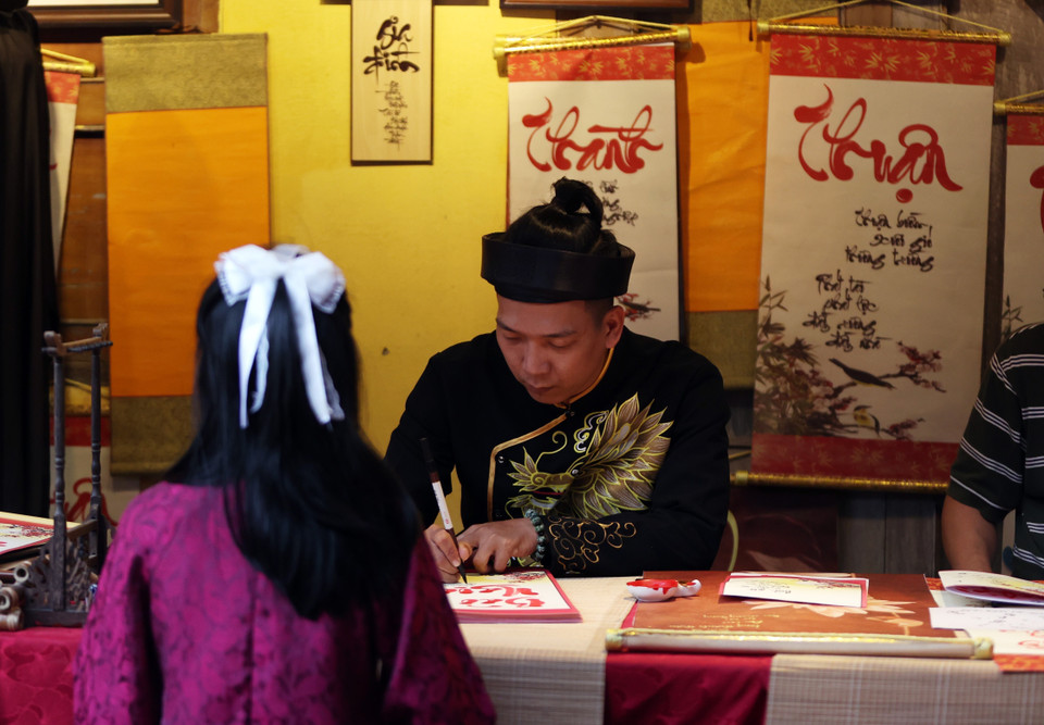 Turistas visitan y aprenden sobre las costumbres tradicionales del Tet del pueblo vietnamita. (Fuente: VNA)