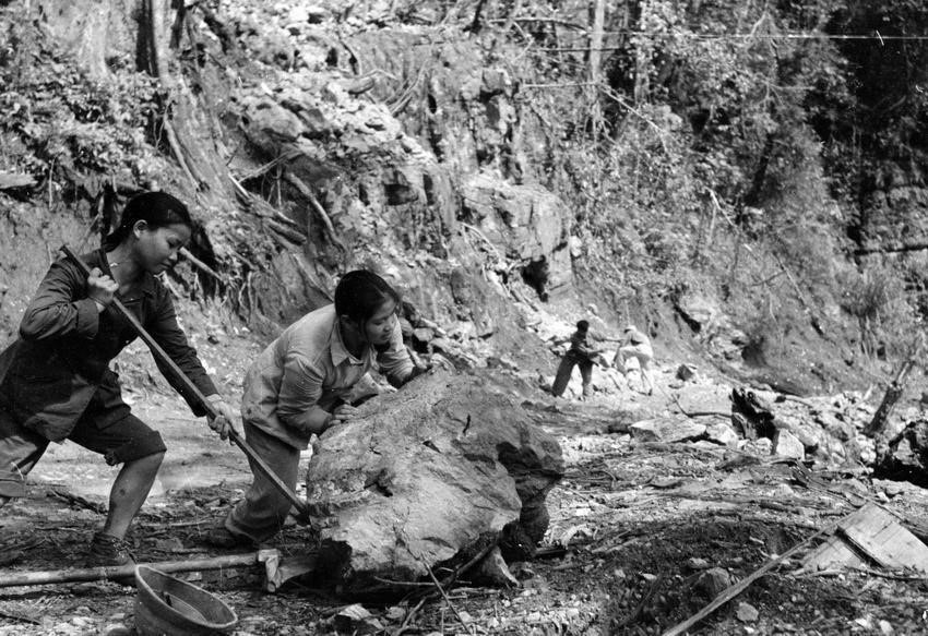 Los jóvenes voluntarios rompieron rocas y abrieron camino para que los vehículos pudieran avanzar en la ruta de Truong Son. (Fuente: VNA)