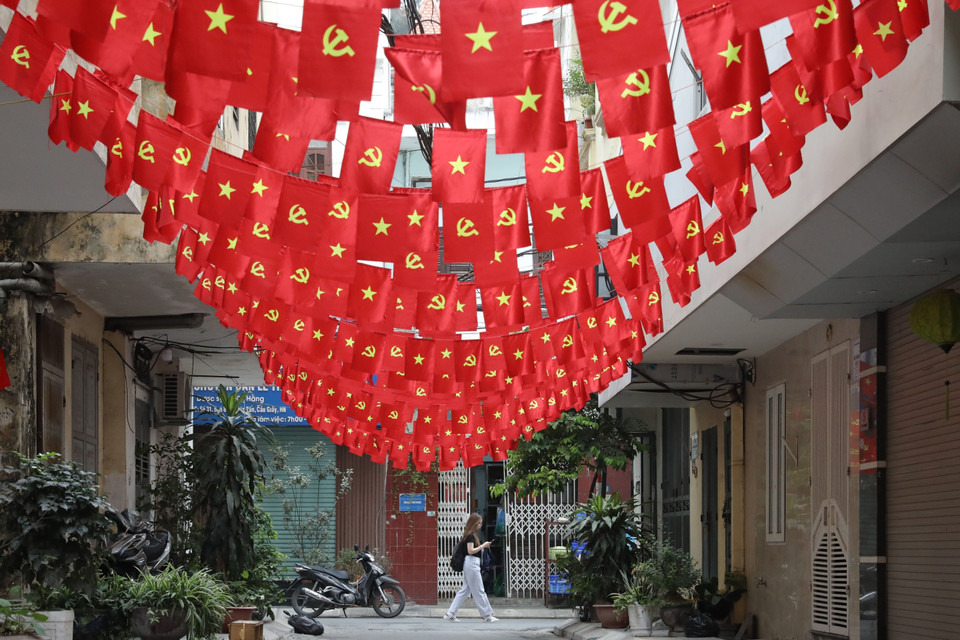 Un pequeño callejón en la calle de Nghia Tan se llena de rojo por el feriado del 30 de abril. (Fuente: VNA)