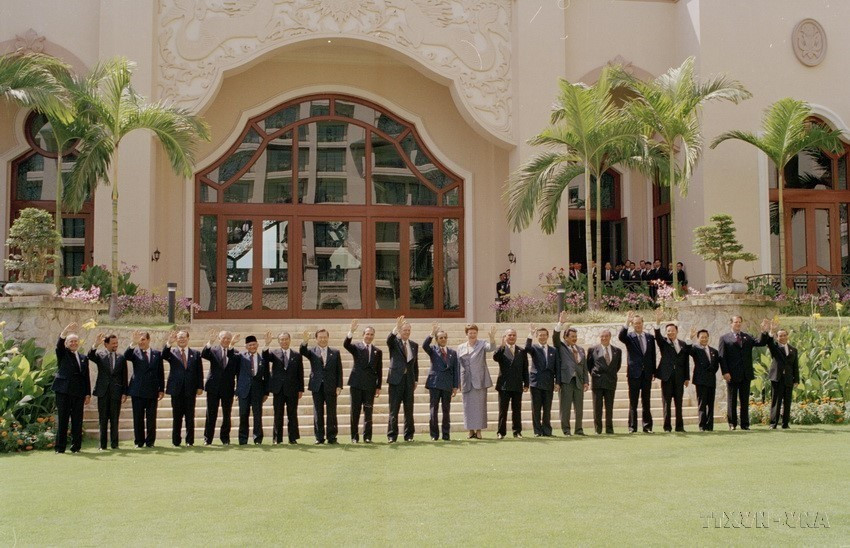 El primer ministro vietnamita, Phan Van Khai, y los jefes de las delegaciones que asistieron a la VI Cumbre de APEC se tomaron una foto de recuerdo en el Palacio de los Caballos de Oro en Kuala Lumpur (Malasia), el 16 de noviembre de 1998. (Fuente: VNA)