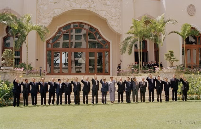 El primer ministro vietnamita, Phan Van Khai, y los jefes de las delegaciones que asistieron a la VI Cumbre de APEC se tomaron una foto de recuerdo en el Palacio de los Caballos de Oro en Kuala Lumpur (Malasia), el 16 de noviembre de 1998. (Fuente: VNA)