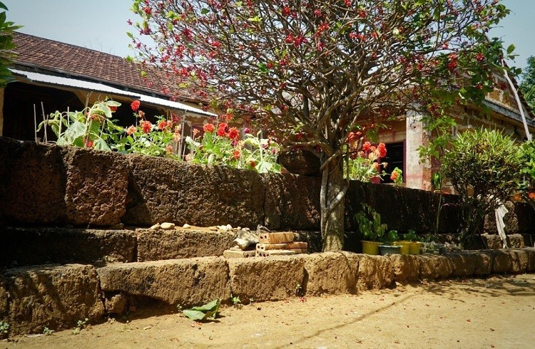 Una valla hecha de lateritas en la aldea de Van Tuong, comuna de Binh Hai, distrito de Binh Son, provincia de Quang Ngai. (Fuente: Vnexpress)