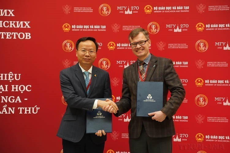 Entrega de las actas del acuerdo entre la Universidad Federal del Lejano Oriente y la Universidad Tecnológica de Ciudad Ho Chi Minh (Universidad Nacional de Vietnam) en el II Foro de Rectores de Universidades Vietnam - Rusia (Moscú, 18 de abril de 2024). (Fuente: VNA)