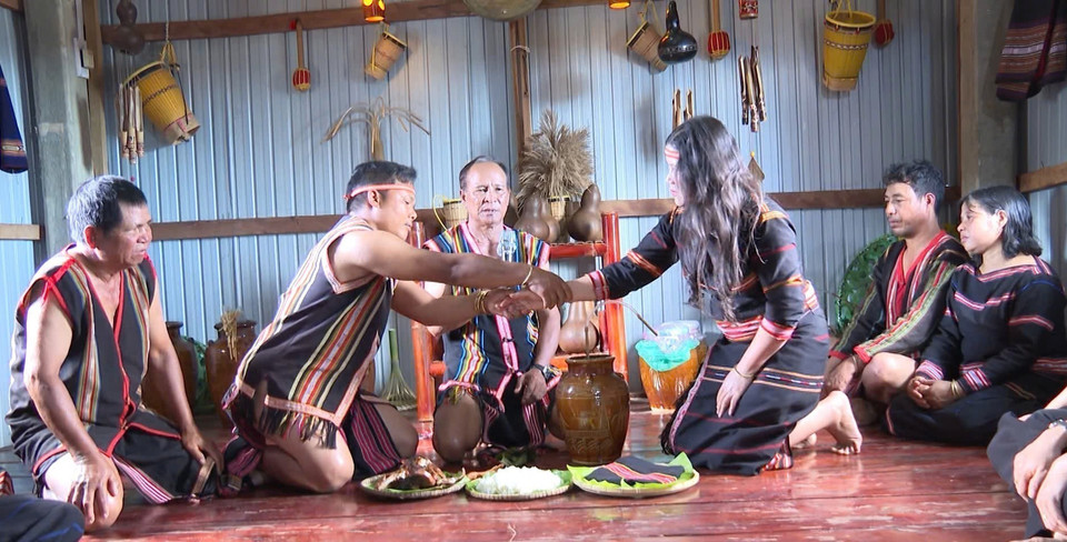El ritual de usar anillos de compromiso de cobre, que simboliza la promesa duradera entre un hombre y una mujer, se realiza en la propuesta de matrimonio del pueblo Jrai en la provincia de Gia Lai. (Fuente: VNA)