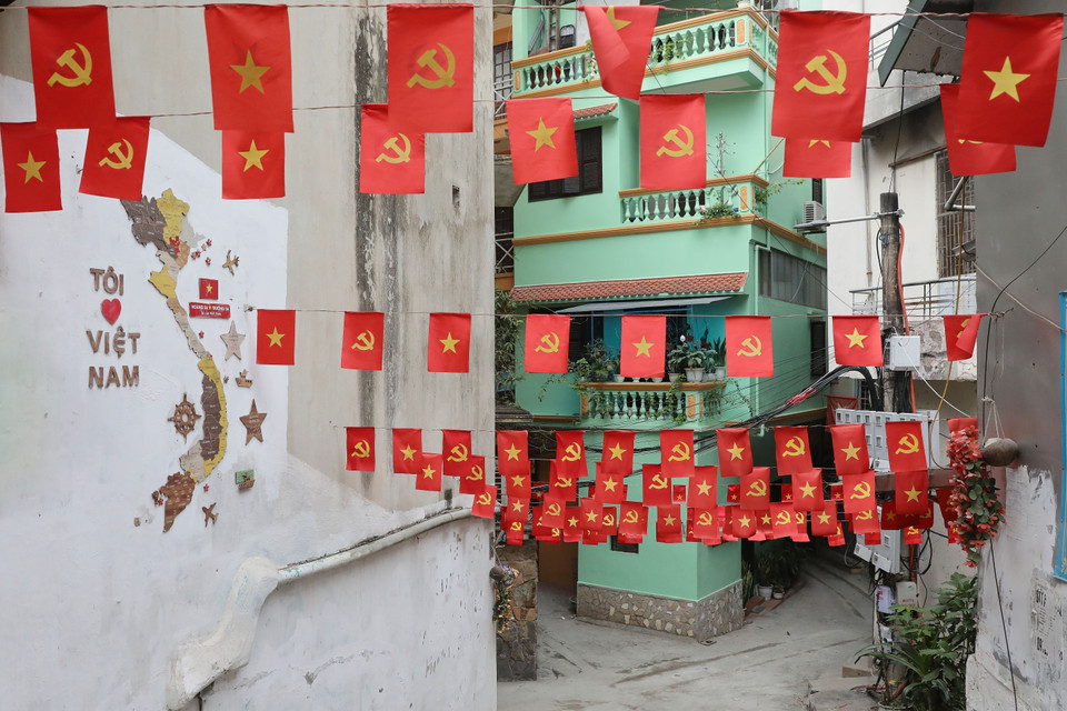 Un pequeño callejón de la calle Yen Phu está decorado con numerosas banderas vietnamitas. (Fuente: VNA)