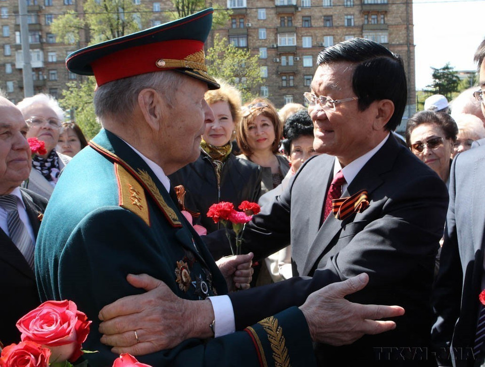 Con motivo de su asistencia al acto conmemorativo por 70.º aniversario de la Victoria en la Gran Guerra Patria, en la mañana del 8 de mayo de 2015, en Moscú, el presidente vietnamita Truong Tan Sang se reunió con veteranos rusos durante una ceremonia de colocación de flores en el Monumento dedicado al Presidente Ho Chi Minh. (Fuente: VNA)