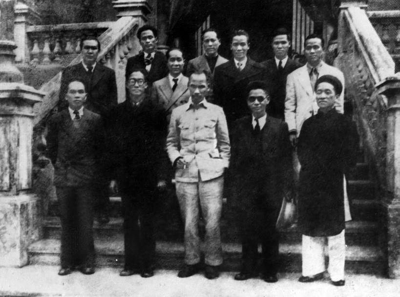 El Presidente Ho Chi Minh y los miembros del Consejo de Gobierno Provisional de la República Democrática de Vietnam fueron presentados después de la primera reunión en la mañana del 3 de septiembre de 1945. (Fuente: VNA)