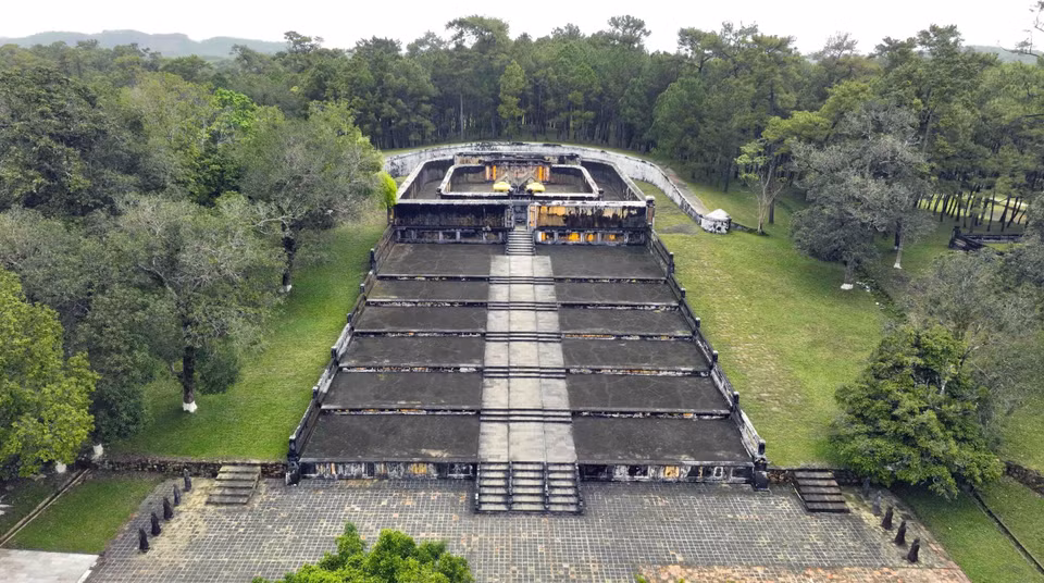 La tumba del rey Gia Long (Thien Tho Lang), construida durante seis años (1814-1820), tiene la posición de feng shui más hermosa entre las tumbas de la dinastía Nguyen que se encuentra en la aldea de Dinh Mon, comuna de Huong Tho, ciudad de Hue. Este es el lugar de descanso del rey que fundó la dinastía Nguyen y de la reina Thua Thien Cao. (Fuente: VNA)
