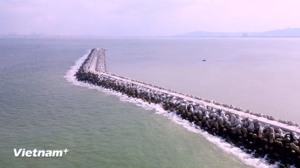 El rompeolas tiene una longitud de 573m y el espigón 597m. (Foto: VNA)