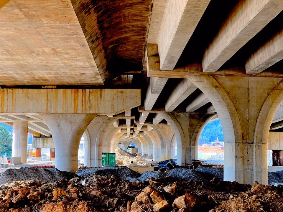 Corredor de pilares de hormigón que soporta la carretera elevada. (Foto: VNA)