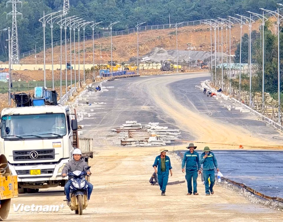 La superficie de la carretera se está pavimentando urgentemente con asfalto, con una escala de 6 carriles y un ancho de 30 m. En la foto: Trabajadores toman un descanso del trabajo. (Foto: VNA)