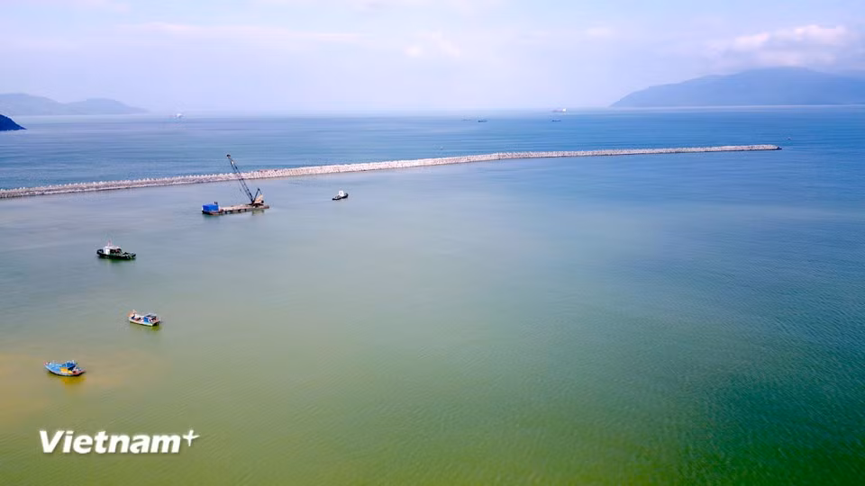 El proyecto contempla la construcción de rompeolas y diques con una longitud aproximada de mil 170 m. Hasta la fecha, este componente presenta un avance del 96,64%. (Foto: VNA)