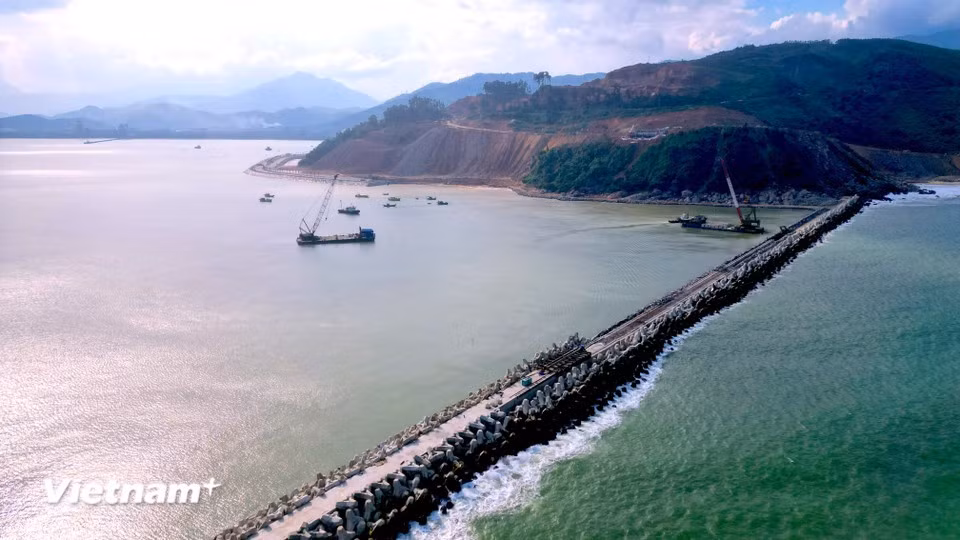 El canal de navegación tiene una longitud aproximada de 7,3 km, y su construcción se ha completado hasta el 99,09%. (Foto: VNA)