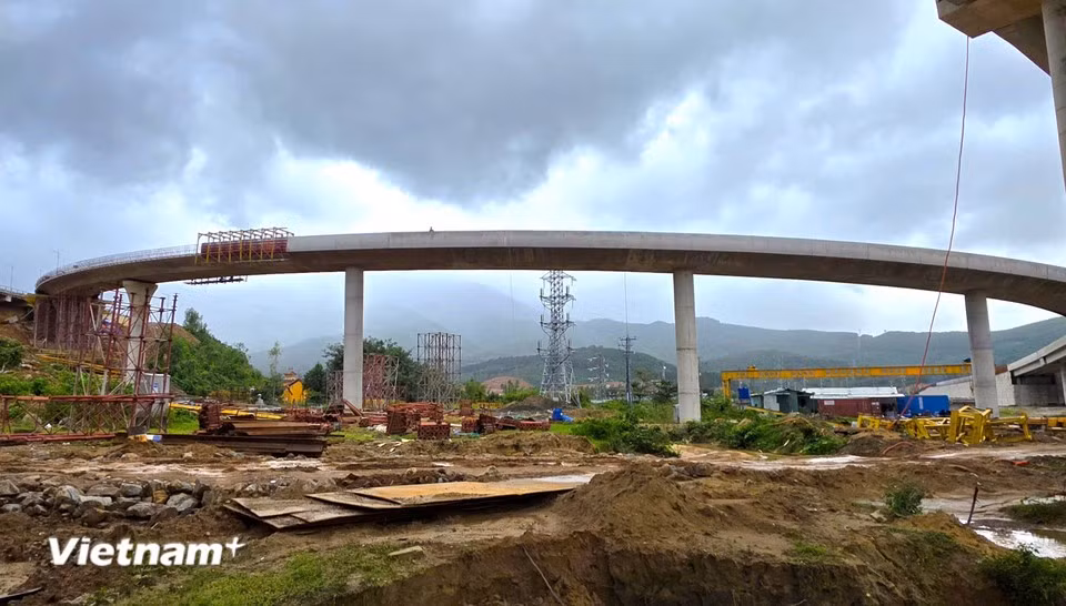 Al mirar hacia arriba, la carretera se eleva sobre el suelo y se curva como un arcoíris. (Foto: VNA)