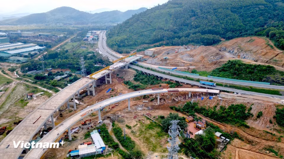 El proyecto de la carretera costera que conecta el puerto de Lien Chieu ha alcanzado hasta la fecha un 82,30% de avance. (Foto: VNA)