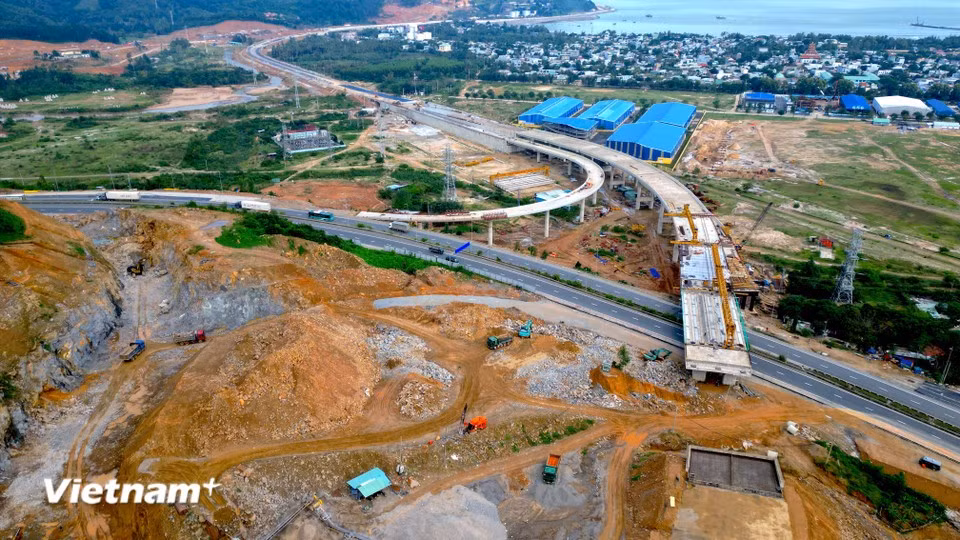 El proyecto de la carretera costera que conecta el puerto de Lien Chieu comenzó a construirse en septiembre de 2023, con una inversión total de más de 46 millones de dólares y una longitud total de casi 3 km. (Foto: VNA)