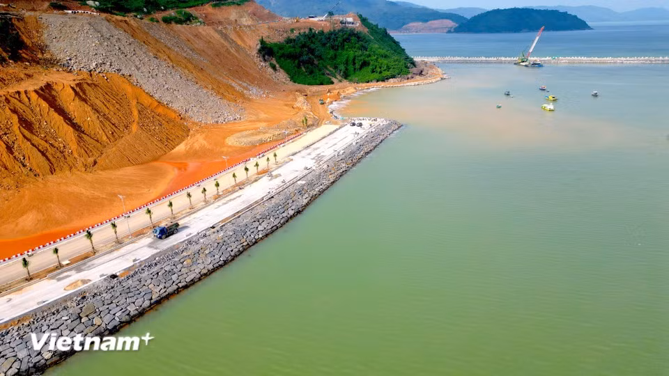 La construcción del puerto de Lien Chieu con infraestructura compartida, que comenzó en diciembre de 2022, tiene una inversión total de más de 130 millones de dólares. (Foto: VNA)