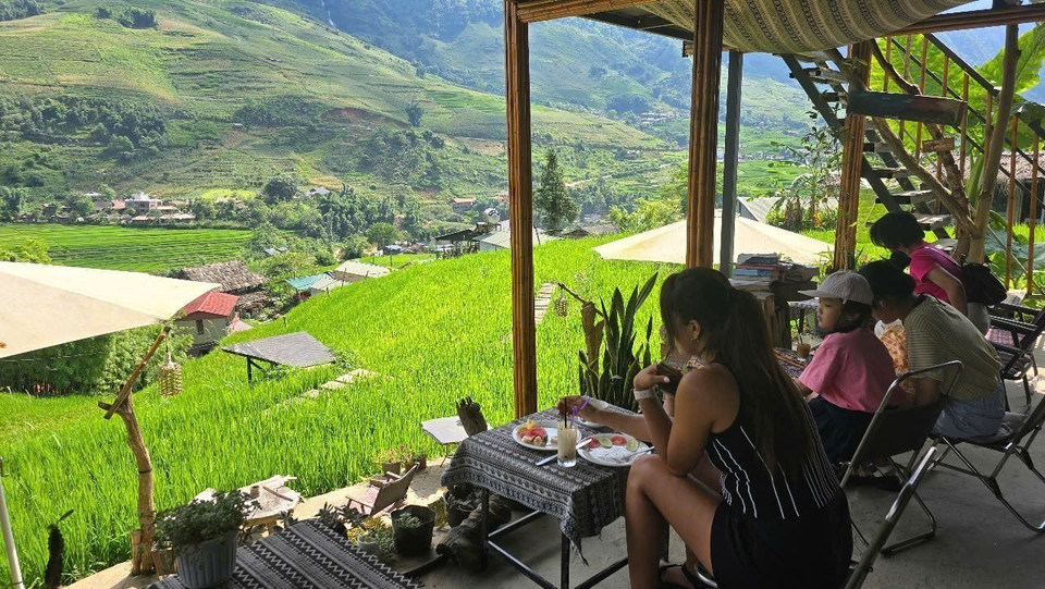 Las cafeterías con vistas a los verdes campos en terrazas, cercanas a la naturaleza en Ta Van, son muy apreciadas por los turistas. (Fuente: VNA)