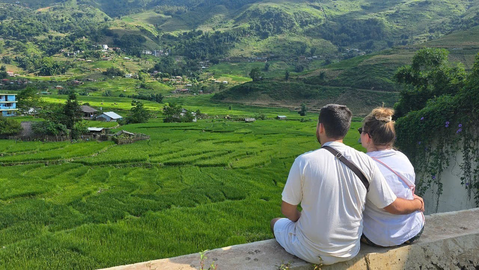 Muchos turistas extranjeros disfrutan viendo los exuberantes campos de arroz verde de Ta Van. (Fuente: VNA)