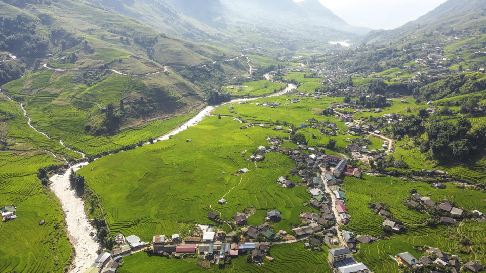 Pueblo tranquilo en la temporada de arroz verde en Ta Van. (Fuente: VNA)