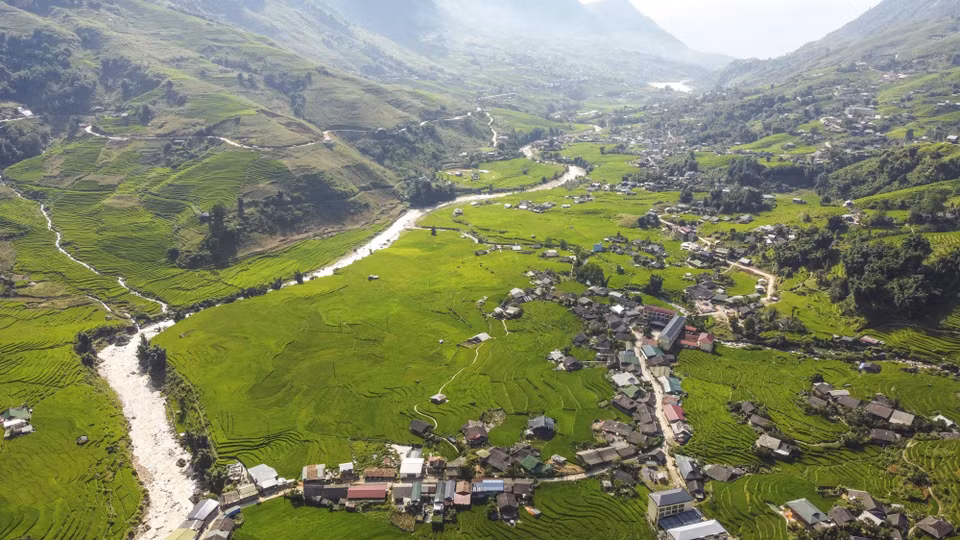 Pueblo tranquilo en la temporada de arroz verde en Ta Van. (Fuente: VNA)