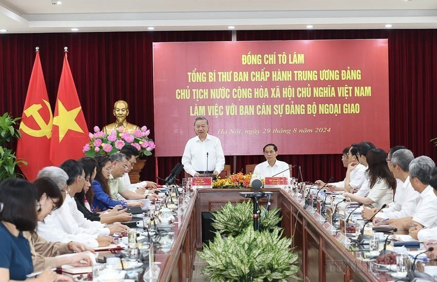 El secretario general del Partido Comunista y presidente de Vietnam, To Lam, sostuvo en encuentro de trabajo con el Comité del Partido del Ministerio de Relaciones Exteriores en la implementación de la política exterior del XIII Congreso Nacional del Partido y el desarrollo del sector diplomático (Hanoi, 29 de agosto de 2024). (Fuente: VNA)