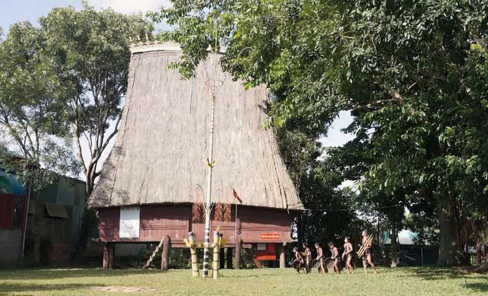 En la ceremonia, se realizan muchas actividades culturales, como tocar gongs y la danza Xoang. (Fuente: VNA)