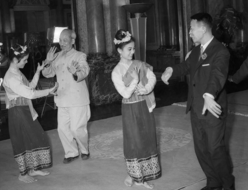 El Presidente Ho Chi Minh y el Rey de Laos, Xavang Vatthana, bailaron y cantaron con actores en Hanoi, con motivo de una visita a la fábrica mecánica de Hanoi (12 de marzo de 1963). (Fuente: VNA)