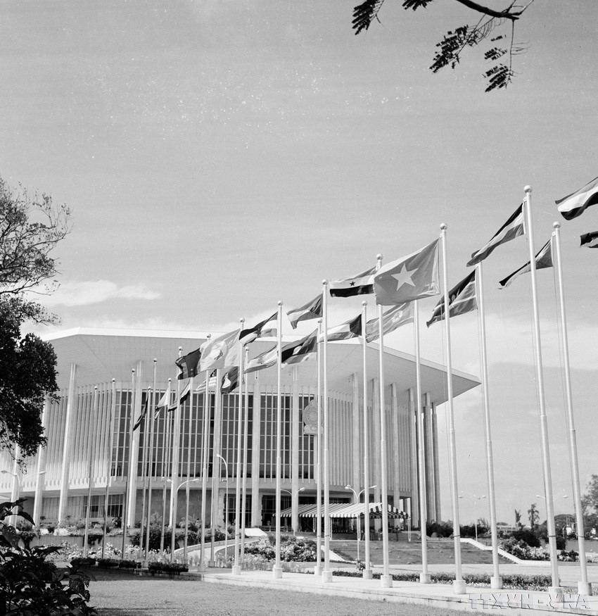 Tras la reunificación del país, el sector diplomático desempeñó un papel importante en la construcción de la paz, integrándolo gradualmente a la región y al mundo, con la firma y la participación en cientos de acuerdos internacionales. En la foto: La bandera vietnamita ondea frente al salón de la Quinta Cumbre del Movimiento de Países No Alineados en Colombo, Sri Lanka (1976). (Fuente: VNA)