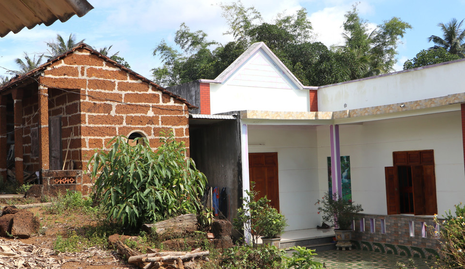 Hay familias que han construido casas nuevas y espaciosas pero aún conservan la vivienda de lateritas. (Fuente: VNA)