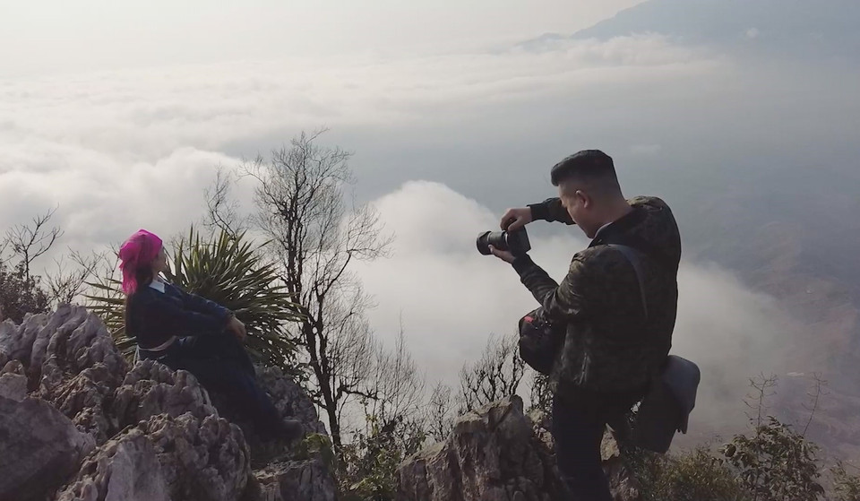 Turistas contemplan las nubes y toman fotografías en la cima de la montaña Pa Phach en la meseta de Moc Chau, provincia de Son La. (Fuente: VNA)