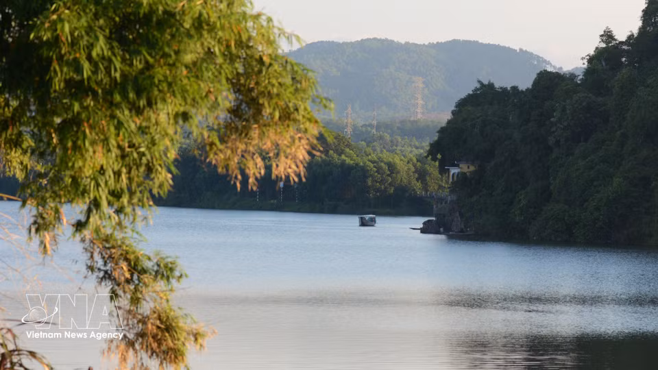 Se pueden percibir claramente las aguas tranquilas del río Huong al contemplarlo desde la base de la colina de Vong Canh. (Fuente: VNA)