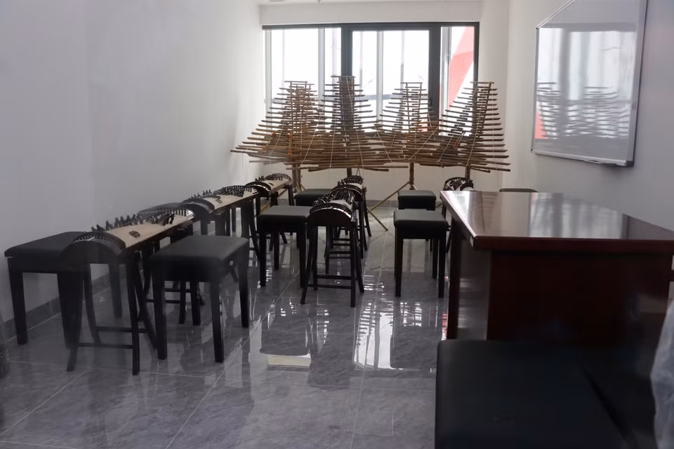 Sala de enseñanza de instrumentos musicales tradicionales en el Palacio Cultural Infantil Khanh Hoa. (Fuente: VNA)