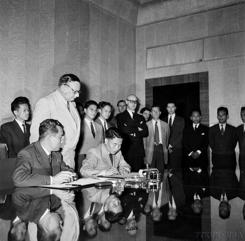 A las 24:00 horas del 20 de julio de 1954, en Ginebra (Suiza), se firmó el Acuerdo de Ginebra sobre el cese de las hostilidades en Vietnam. Esta fue una gran victoria, un punto de inflexión en la larga y ardua lucha del pueblo vietnamita contra los colonialistas franceses, y al mismo tiempo marcó un hito importante en la carrera revolucionaria y diplomática del país indochino. (Fuente: VNA)