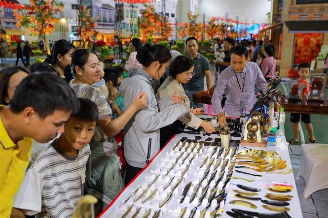 Los puestos de artesanía tradicional en el espacio "Quintaesencia del Otoño de Hanoi" atraen a muchos lugareños y turistas. (Fuente: VNA)