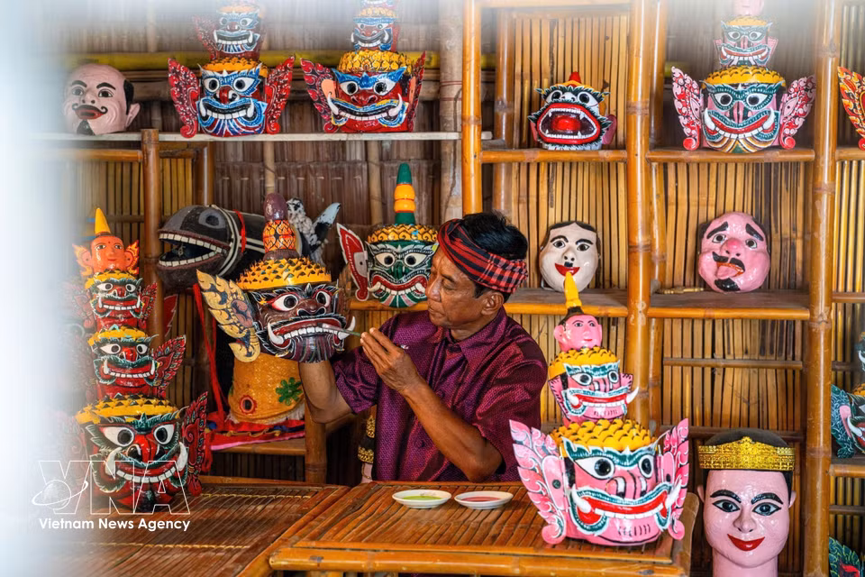 El arte de elaborar máscaras para la danza del demonio es una artesanía tradicional única que refleja la riqueza cultural, las creencias y las artes escénicas del pueblo Khmer en el sur de Vietnam. (Fuente: VNA)