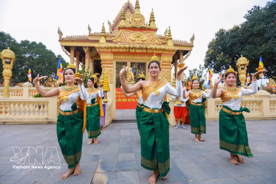 Las danzas tradicionales del pueblo Khmer forman parte esencial de su patrimonio cultural y continúan transmitiéndose de generación en generación. (Fuente: VNA)