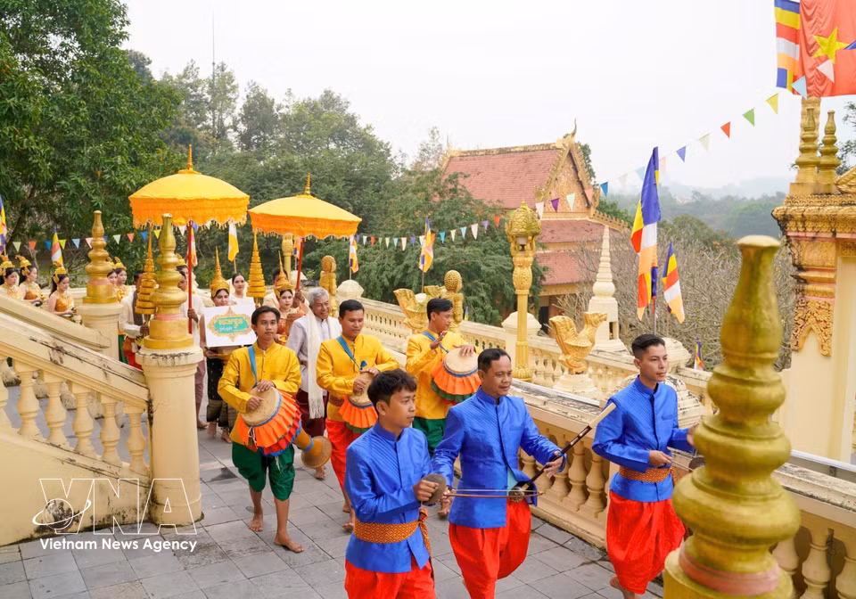 Las danzas tradicionales del pueblo Khmer constituyen una valiosa expresión de su patrimonio cultural, preservada de generación en generación y fundamental para salvaguardar su identidad y enriquecer el acervo cultural de Vietnam. (Fuente: VNA)