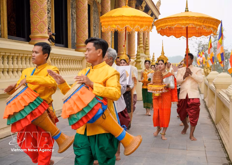La danza del tambor Chhay-dam expresa la fuerza, la alegría y el estrecho vínculo del pueblo Khmer con su vida espiritual y cultural. (Fuente: VNA)