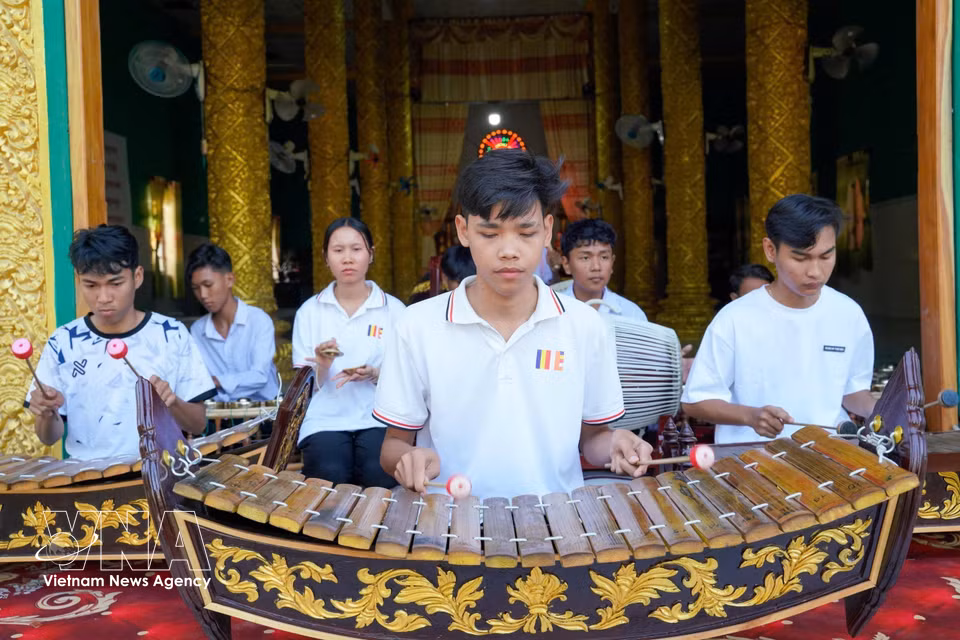 Otra imagen de la orquesta tradicional "Cinco Tonos", cuya composición reúne cinco grupos de instrumentos fabricados con distintos materiales. (Fuente: VNA)