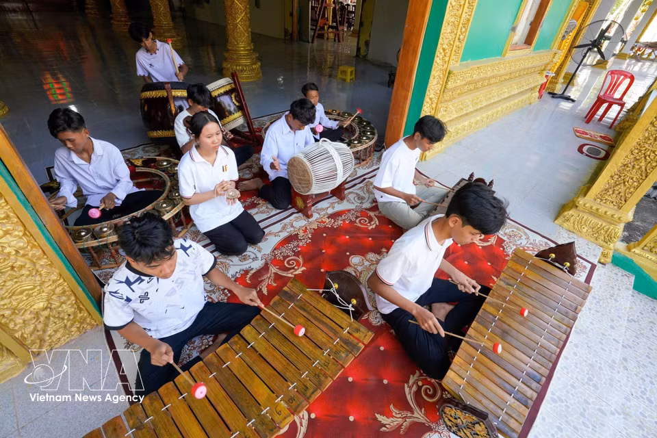 La música de cinco tonos, considerada el "alma" de la vida cultural y espiritual del pueblo Khmer en el sur de Vietnam, fue reconocida en 2019 por el Ministerio de Cultura, Deportes y Turismo como Patrimonio Cultural Inmaterial Nacional. (Fuente: VNA)