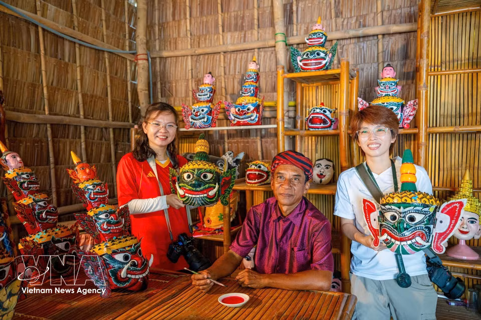 Turistas conocen el proceso de elaboración de las máscaras utilizadas en la tradicional danza del demonio del pueblo Khmer. (Fuente: VNA)