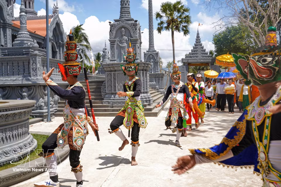Más allá de su valor artístico, la danza del demonio simboliza el alejamiento de los malos espíritus y las plegarias por la paz y la prosperidad de la comunidad, por lo que suele representarse en los templos Khmer durante las principales festividades. (Fuente: VNA)