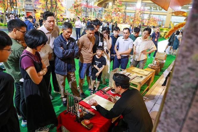 Los turistas demuestran gran interés en los puestos de artesanía tradicional. (Fuente: VNA)
