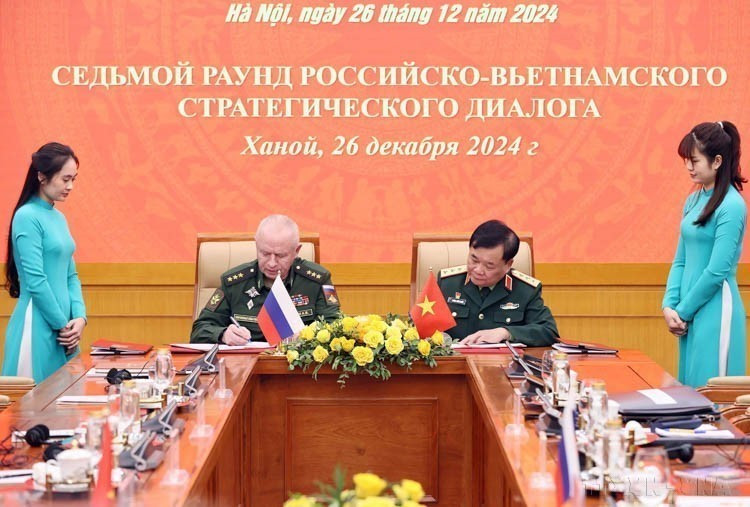 El teniente general Hoang Xuan Chien, viceministro de Defensa Nacional de Vietnam, y el teniente general Alexander Vasilyevich Fomin, viceministro de Defensa Nacional de la Federación de Rusia, firmaron un documento que sirve de base para la organización e implementación de los contenidos de cooperación en materia de defensa en el futuro (Hanoi, 26 de diciembre de 2024). (Fuente: VNA)