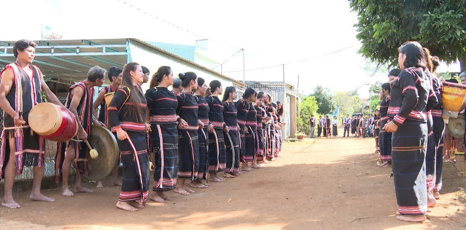 En la ceremonia, se realizan muchas actividades culturales, como tocar gongs y la danza Xoang. (Fuente: VNA)