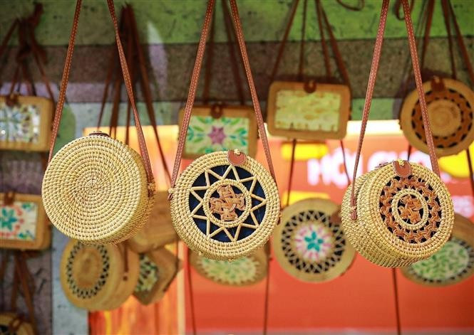 Productos de bambú y ratán se exhiben en el espacio "Quintaesencia del Otoño de Hanoi". (Fuente: VNA)