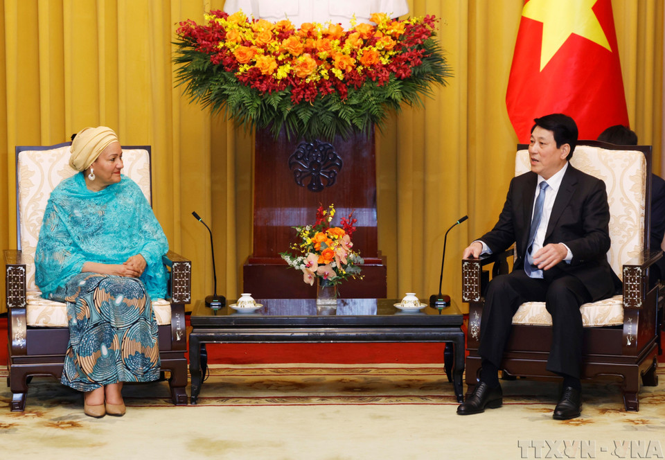 El presidente vietnamita, Luong Cuong, recibió a Amina Mohammed, vicesecretaria general de las Naciones Unidas, con motivo de su asistencia a la 4.ª Cumbre de la Alianza para el Crecimiento Verde y los Objetivos Globales (P4G), celebrada en Hanoi (17 de abril de 2025). (Fuente: VNA)